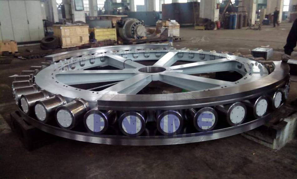 Rotary support for heavy mining equipment